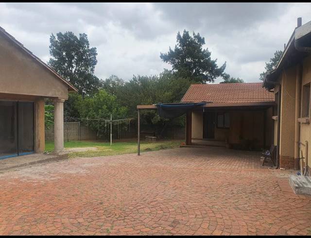 4 BEDROOM PROPERTY TO RENT IN BIRCH ACRES